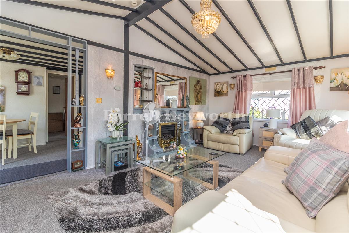 Lounge image 3