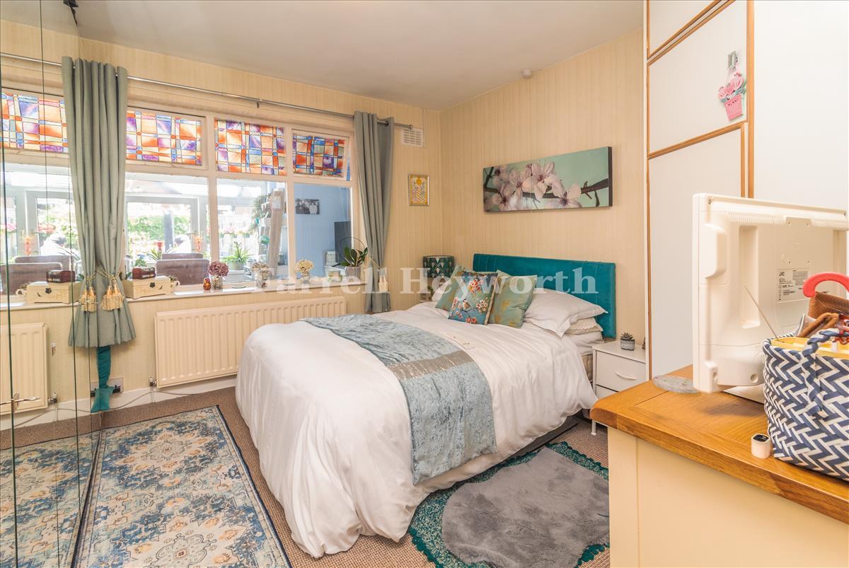 Bedroom 1 image 3