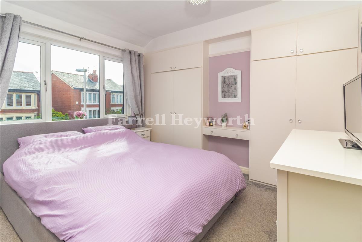 Bedroom 1 image 2