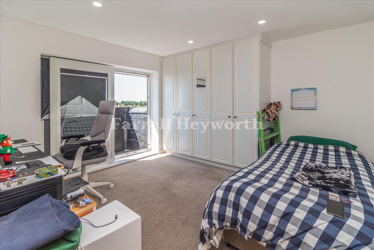 Bedroom 1 image 2