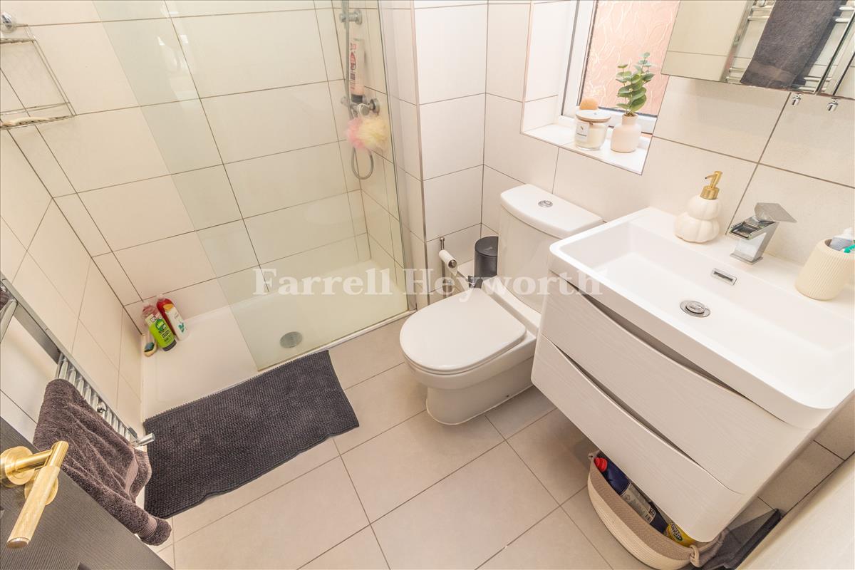 En Suite Bedroom 1 image 2