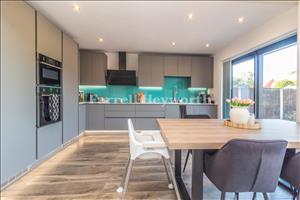 Kitchen Diner image 3