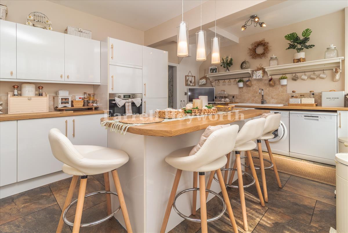 Kitchen Diner image 3