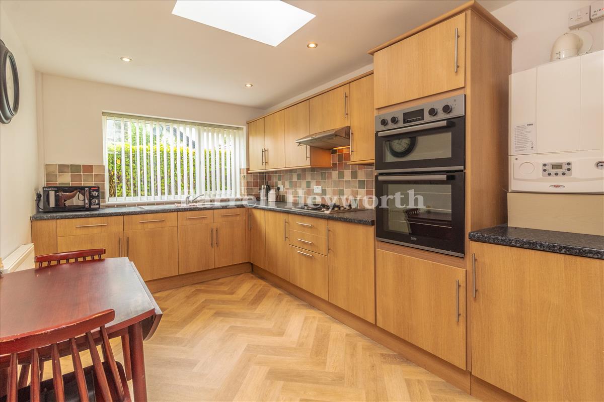 Annex Kitchen image 2