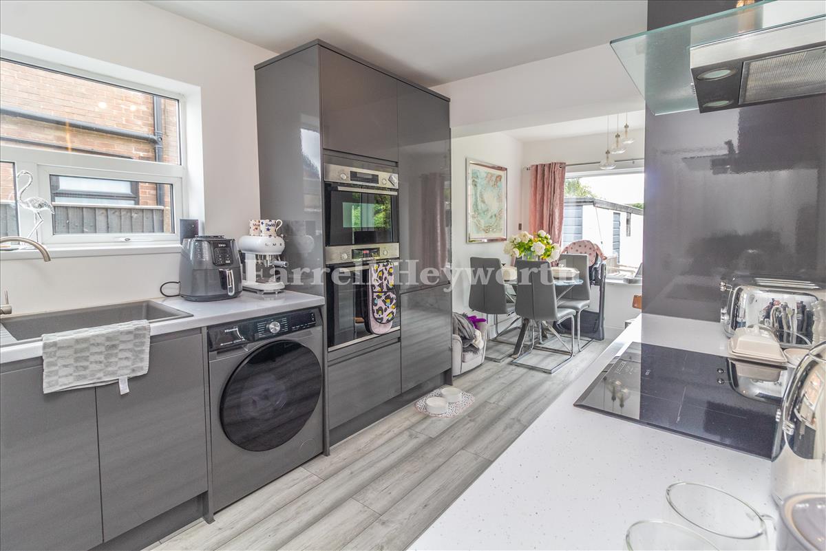 Kitchen Diner image 3