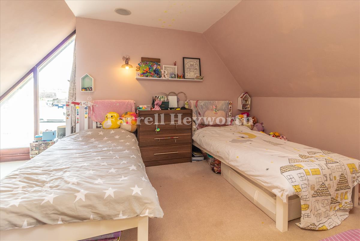 Bedroom 1 image 2