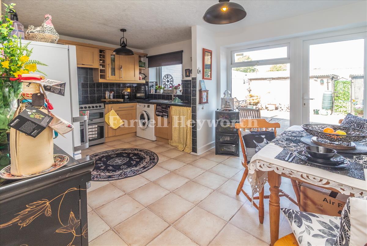 Kitchen Diner image 3