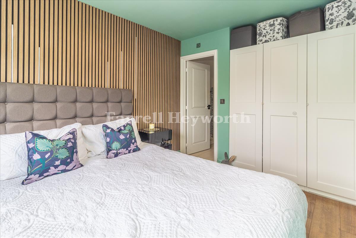 Bedroom 1 image 3