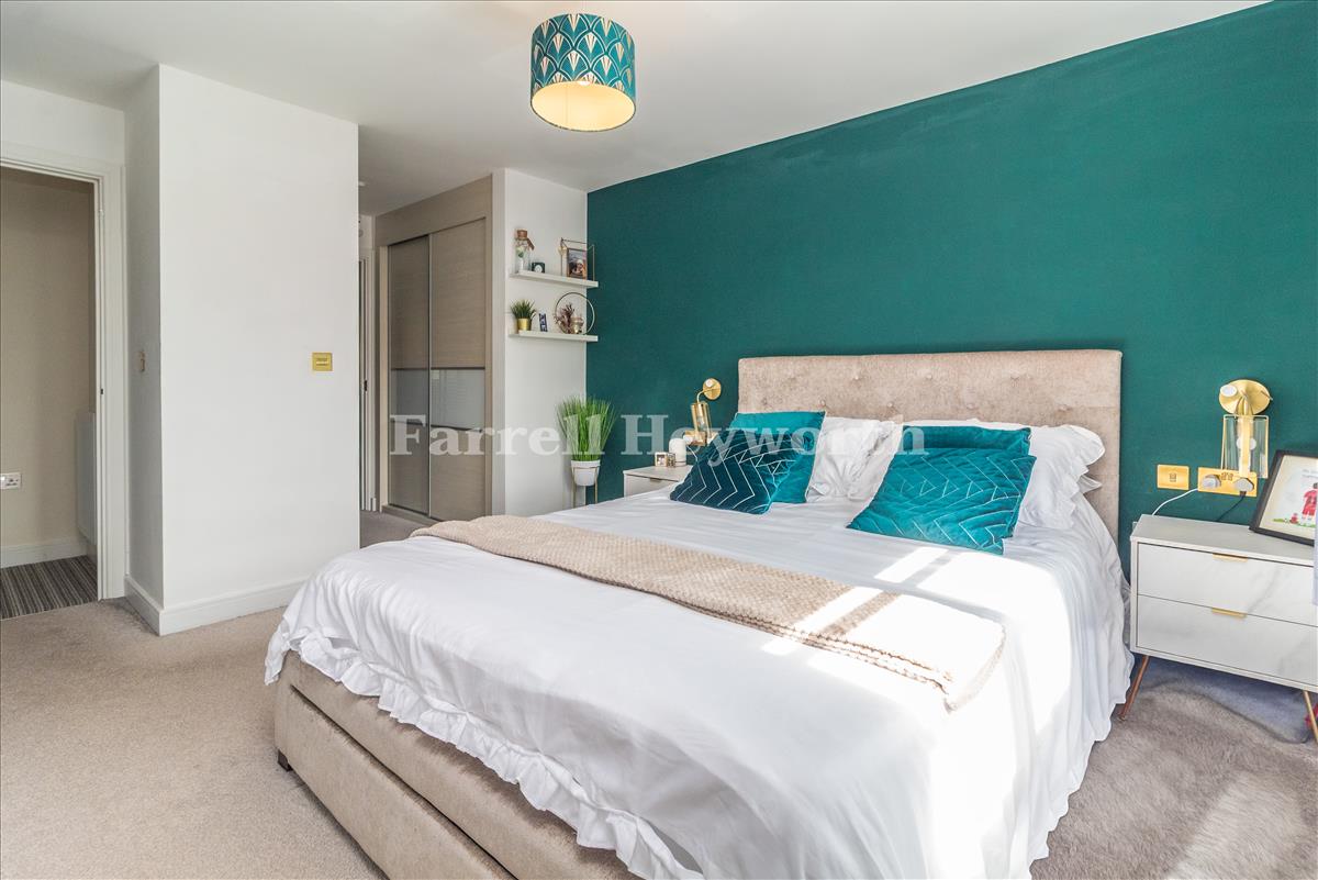 Bedroom 1 image 3