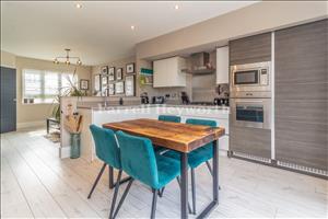 Kitchen Diner image 3