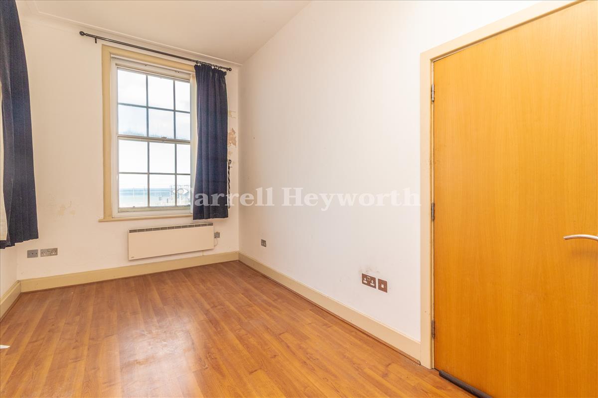 Bedroom 1 image 2