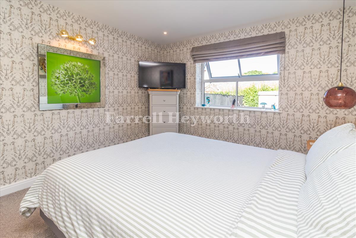 Bedroom 1 image 3