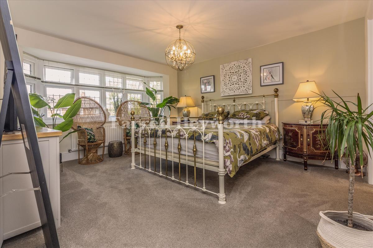Master Bedroom e