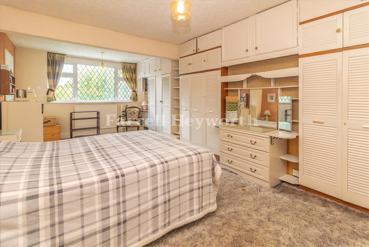 Bedroom 1 image 3