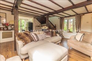 Lounge image 4