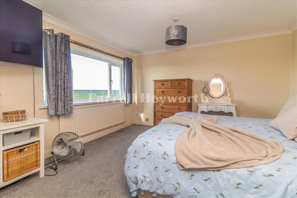 Bedroom 1 image 3
