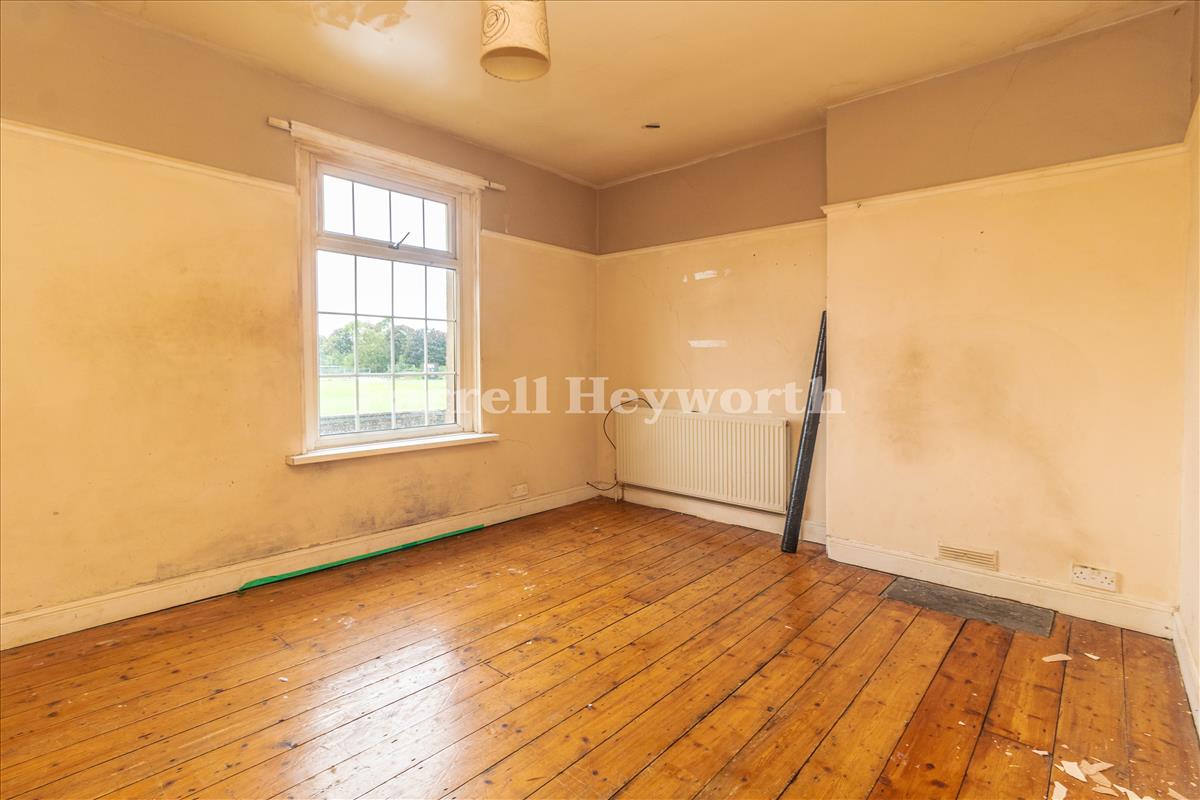 Bedroom 1 image 2