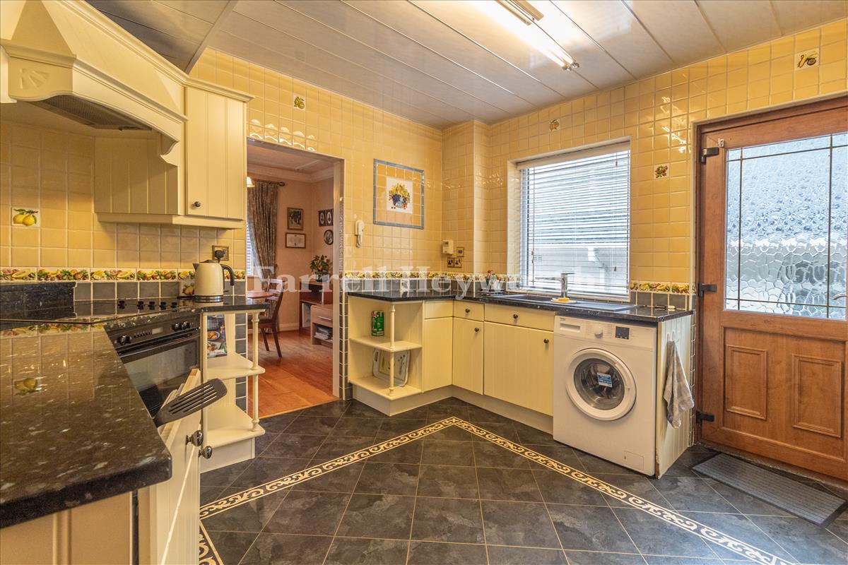 Kitchen image 3