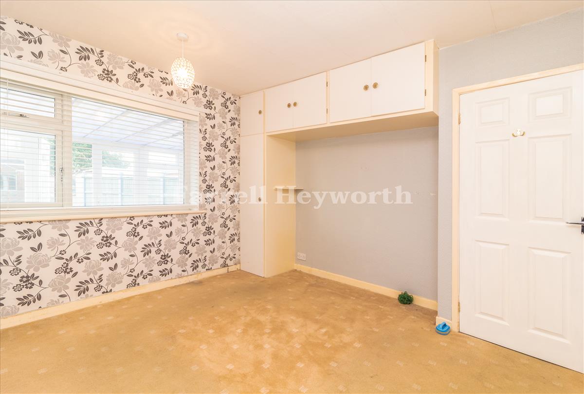 Bedroom 1 image 2