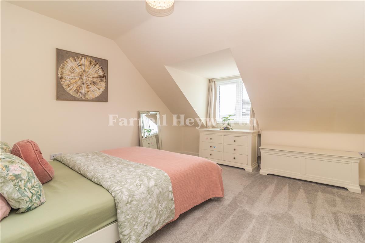 Bedroom 1 image 3