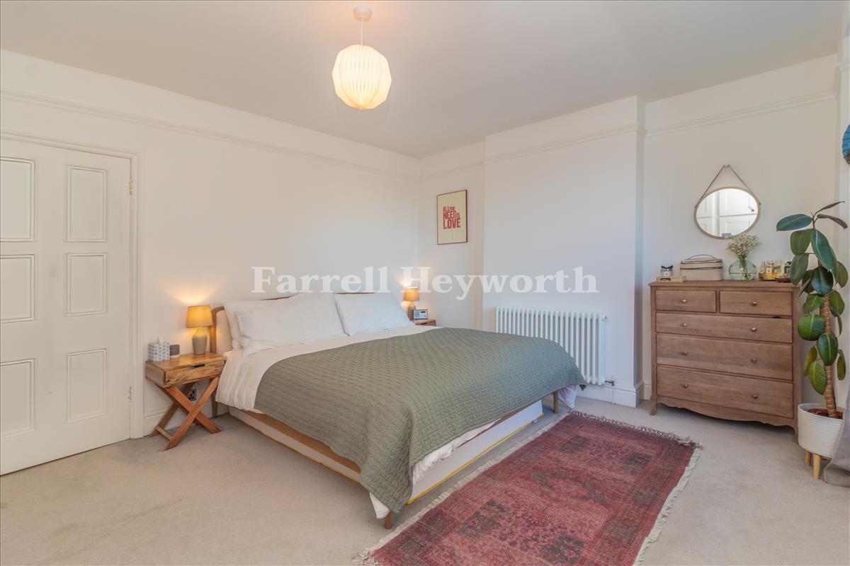 Bedroom 1 image 2
