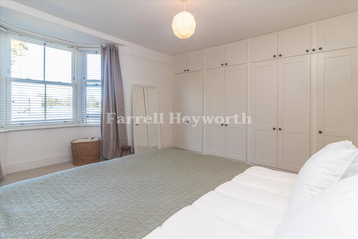 Bedroom 1 image 3