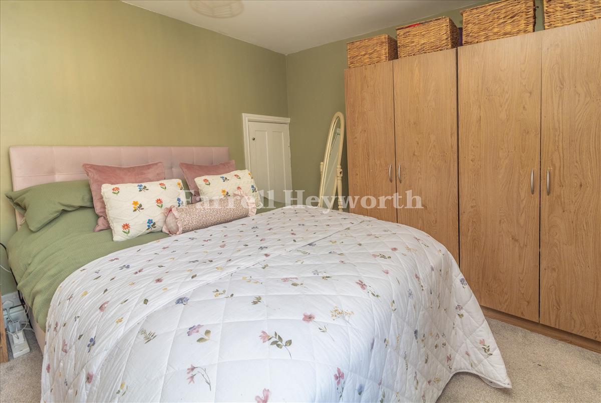 Bedroom 1 image 3
