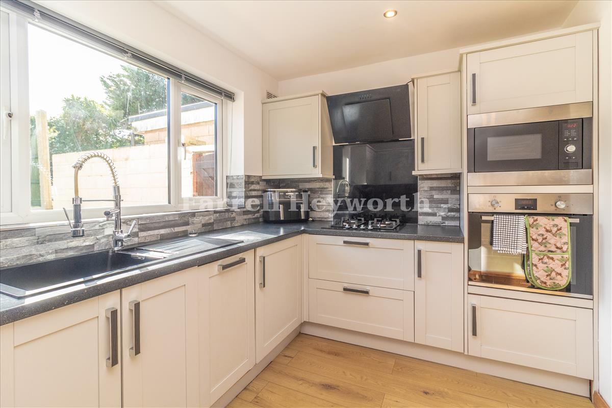 Kitchen image 3