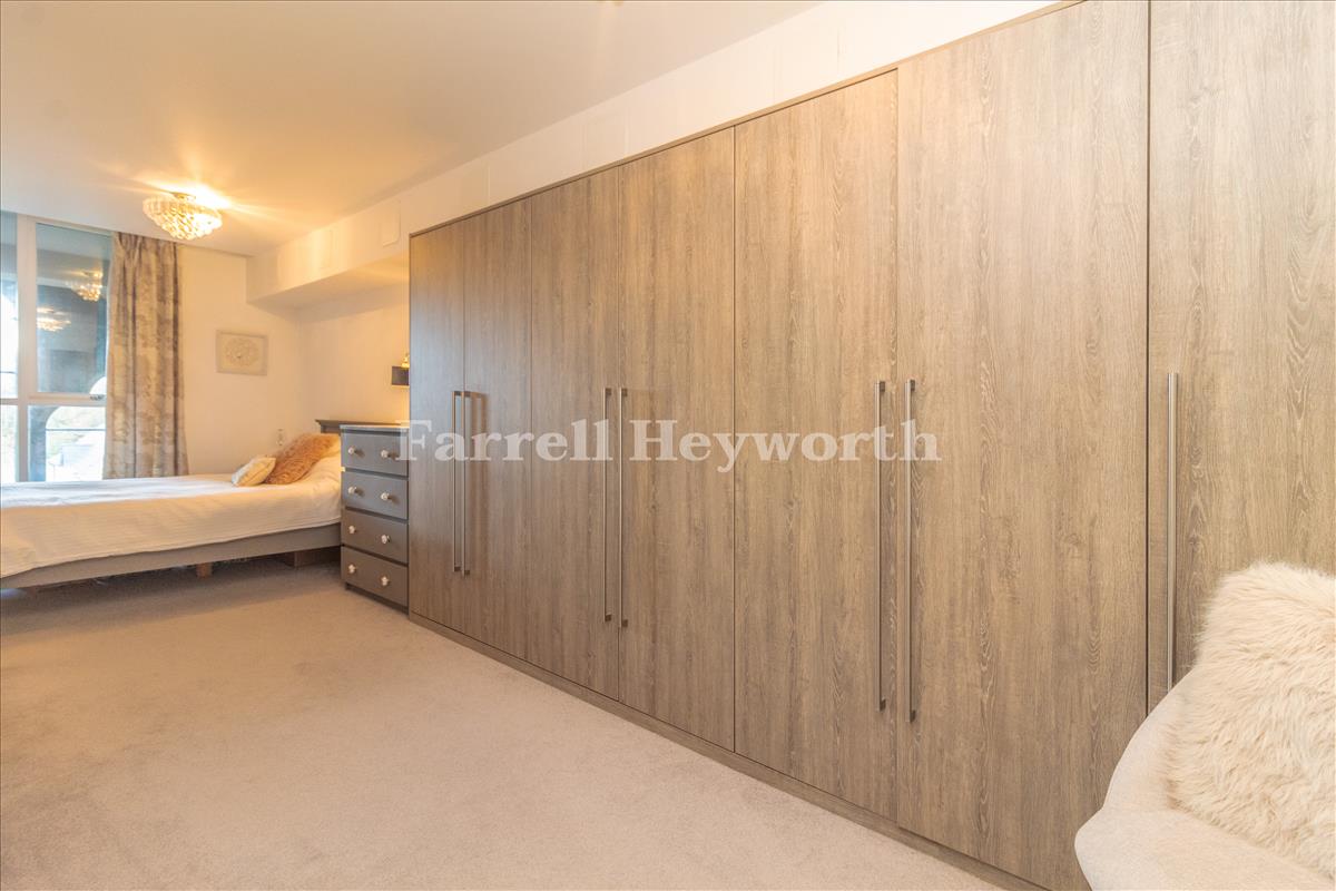 Bedroom 1 image 3