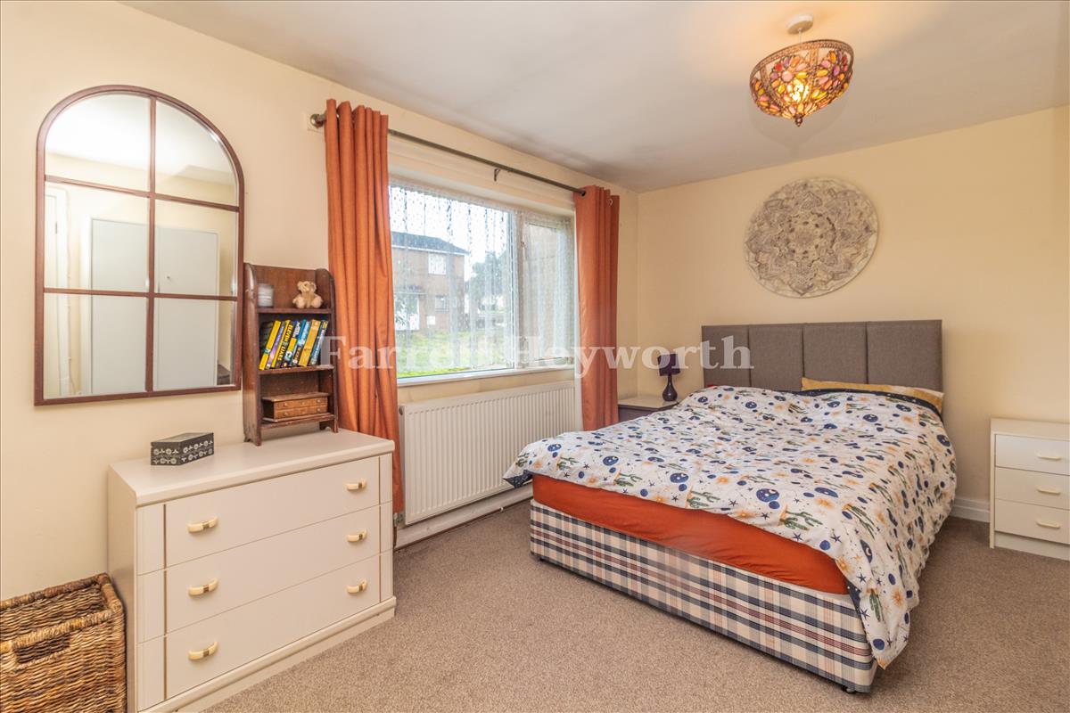 Bedroom 1 image 3