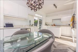 Kitchen f